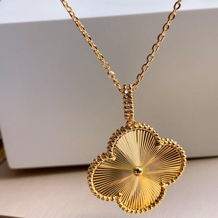 VINTAGE CLOVER PEDANT NECKLACE GOLD