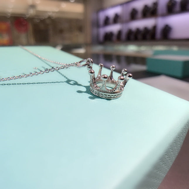 CROWN PEDANT NECKLACE