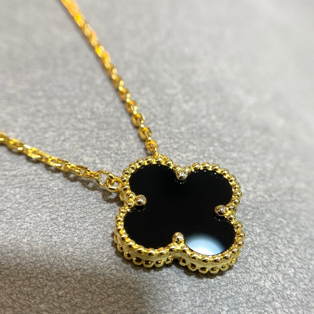 CLOVER PEDANT ONYX NECKLACE