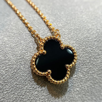 CLOVER PEDANT ONYX NECKLACE