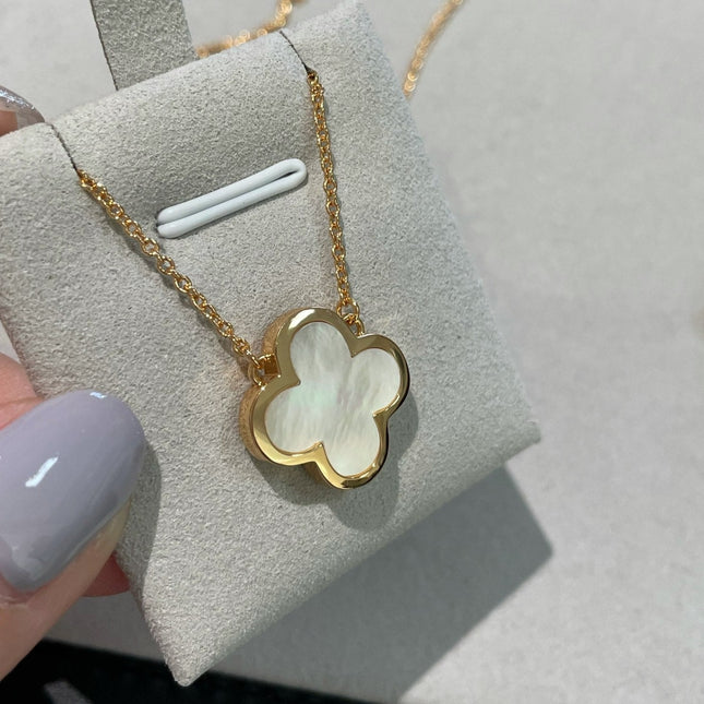 PURE CLOVER PENDANT NECKLACE