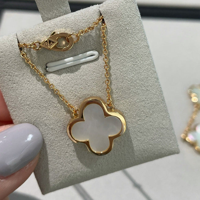 PURE CLOVER PENDANT NECKLACE