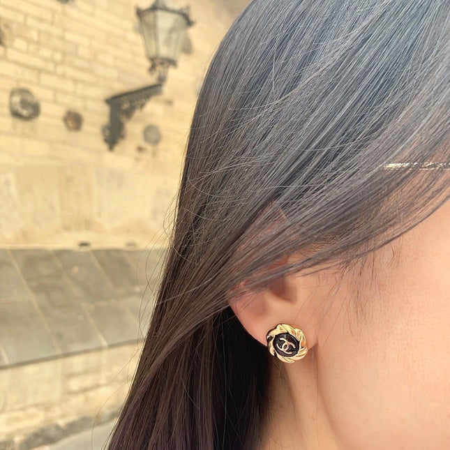 DOUBLE C MEDIUM STUD GOLD BLACK EARRINGS