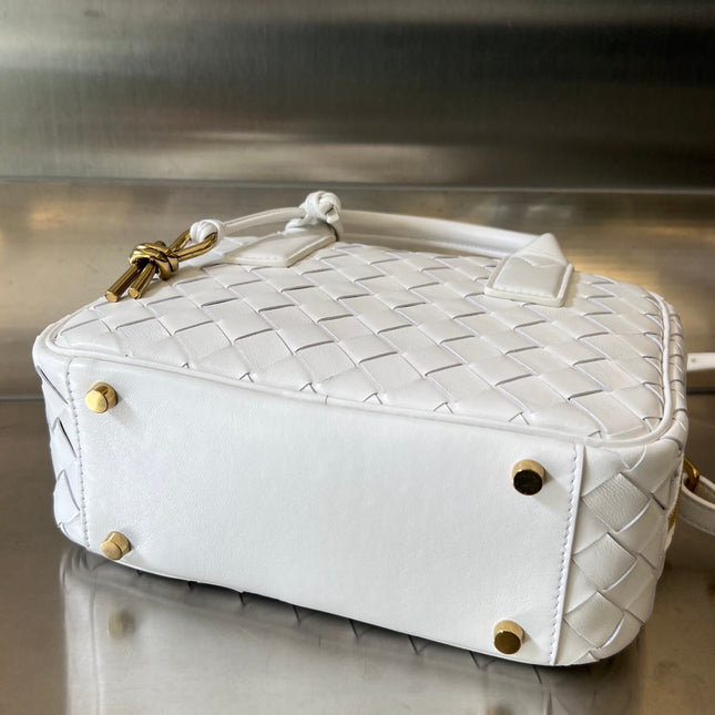 BV GETAWAY SMALL 23CM WHITE LAMBSKIN