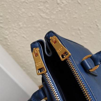 MEDIUM GALLERIA 28 BLUE SAFFIANO LEATHER