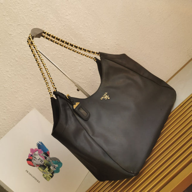 CHAIN TOTE 39 SOFT BLACK CALFSKIN