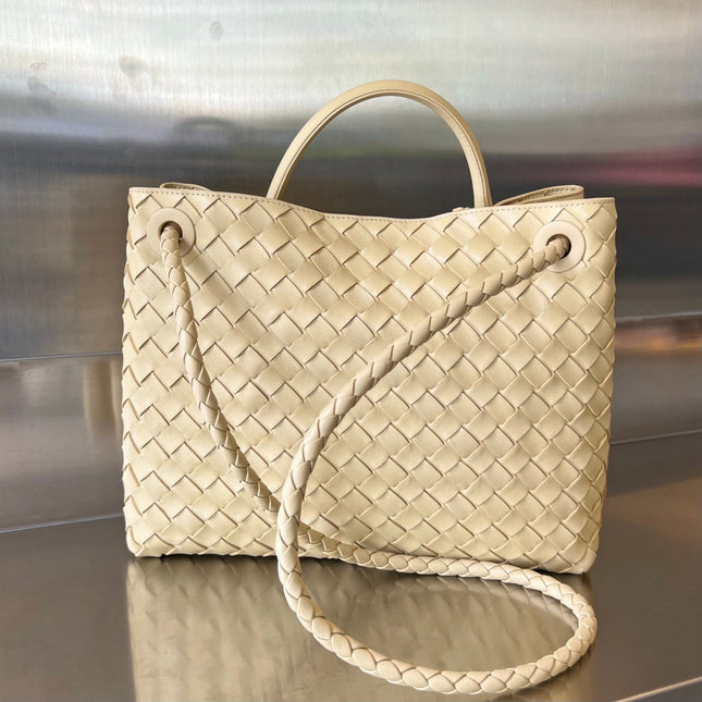 BV MEDIUM ANDIAMO 32CM BEIGE LAMBSKIN