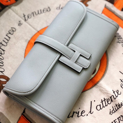 JIGE ELAN 29 CLUTCH IN PALE GRAY CALFSKIN