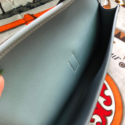 JIGE ELAN 29 CLUTCH IN PALE GRAY CALFSKIN