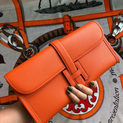 JIGE ELAN 29 CLUTCH IN SALAMANDER ORANGE CALFSKIN