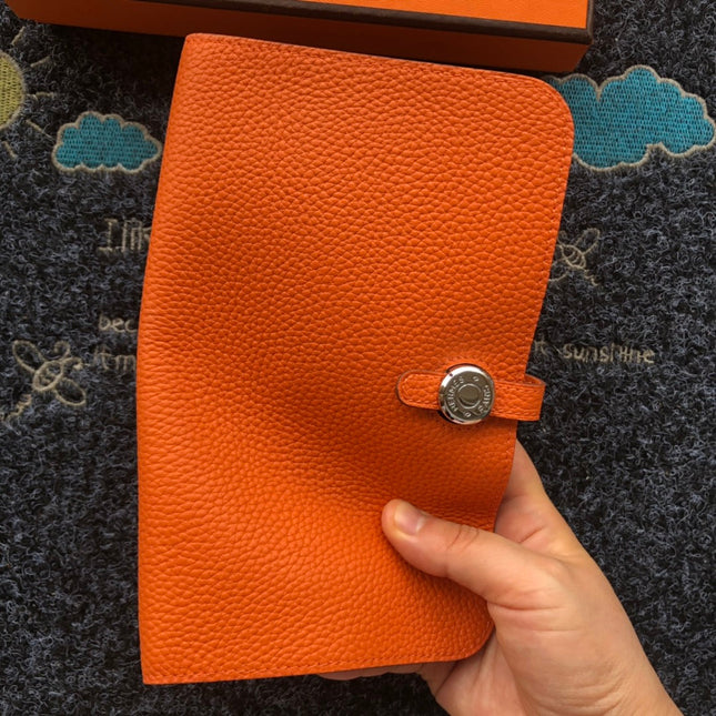 TOGO PASSPORT HOLDER 20 IN FIRE ORANGE CALFSKIN