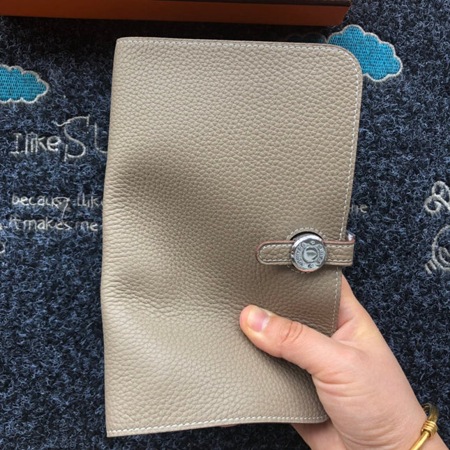 TOGO PASSPORT HOLDER 20 IN LIGHT BROWN CALFSKIN