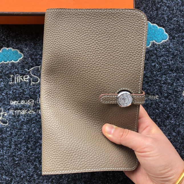 TOGO PASSPORT HOLDER 20 IN MEDIUM BROWN CALFSKIN