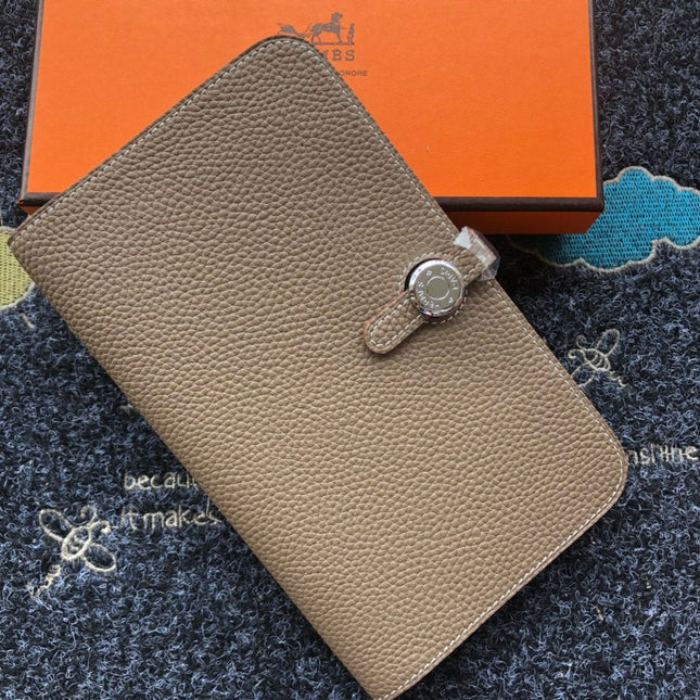 TOGO PASSPORT HOLDER 20 IN MEDIUM BROWN CALFSKIN