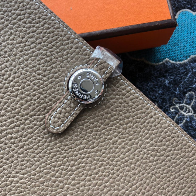 TOGO PASSPORT HOLDER 20 IN MEDIUM BROWN CALFSKIN