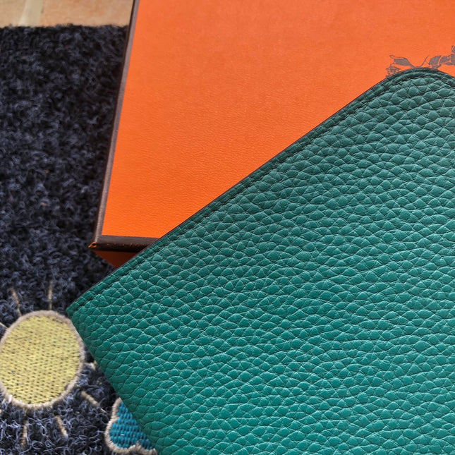 TOGO PASSPORT HOLDER 20 IN FOREST GREEN CALFSKIN