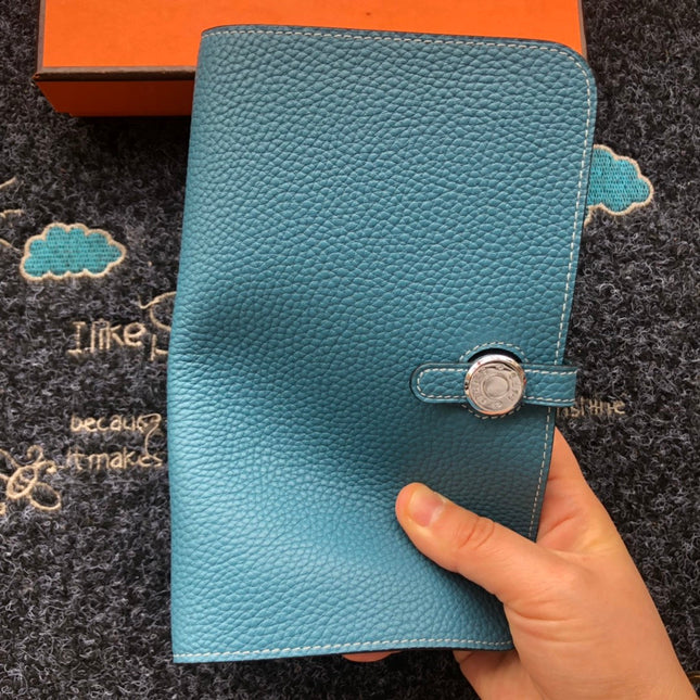 TOGO PASSPORT HOLDER 20 IN CERULEAN BLUE CALFSKIN