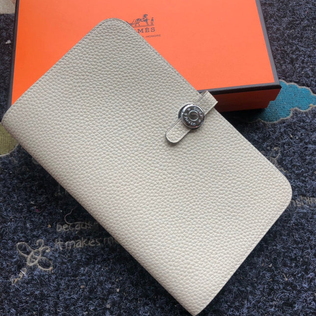TOGO PASSPORT HOLDER 20 IN PASTEL GRAY CALFSKIN