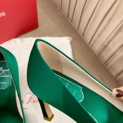 TROMPETTE PUMPS IN GREEN SILK CRYSTAL BUCKLE