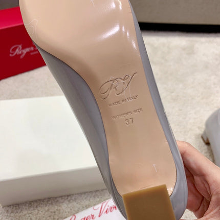 BELLE VIVIER PUMPS IN LIGHT GREY GLOSSY CALFSKIN GOLD BUCKLE