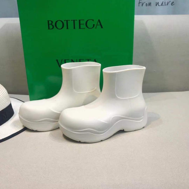 PUDDLE ANKLE BOOT IN WHITE RUBBER