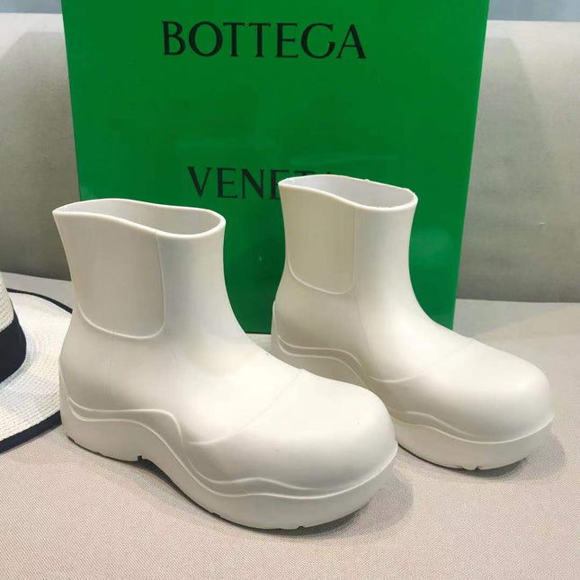 PUDDLE ANKLE BOOT IN WHITE RUBBER