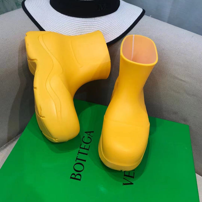 PUDDLE ANKLE BOOT IN BRIGHT YELLOW RUBBER