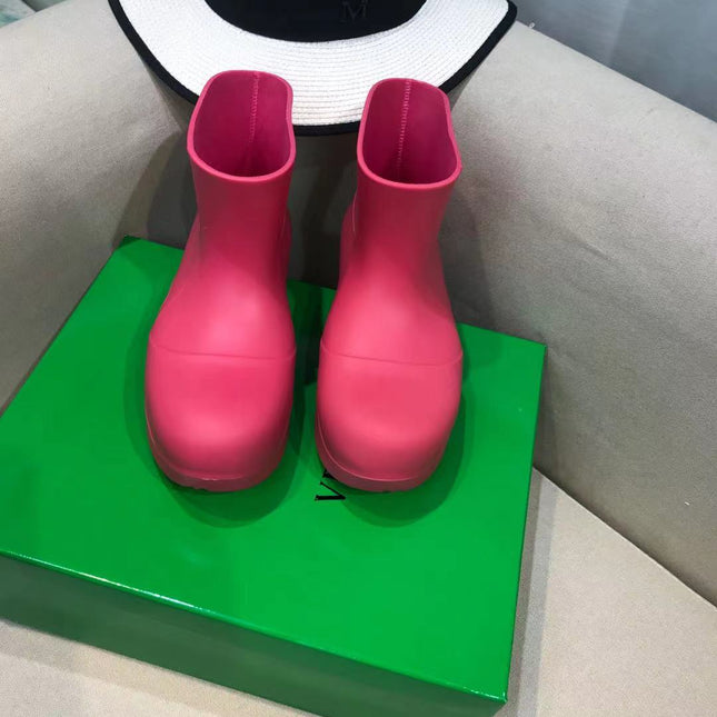 PUDDLE ANKLE BOOT IN BRIGHT PINK RUBBER