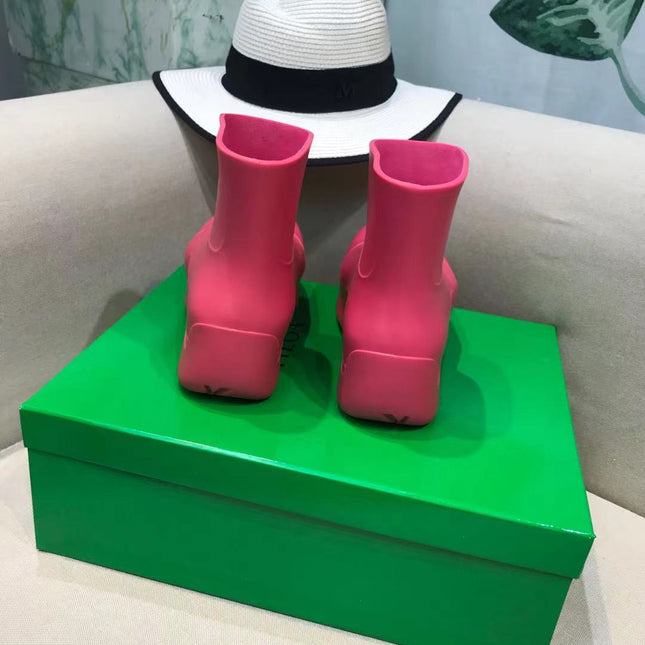 PUDDLE ANKLE BOOT IN BRIGHT PINK RUBBER