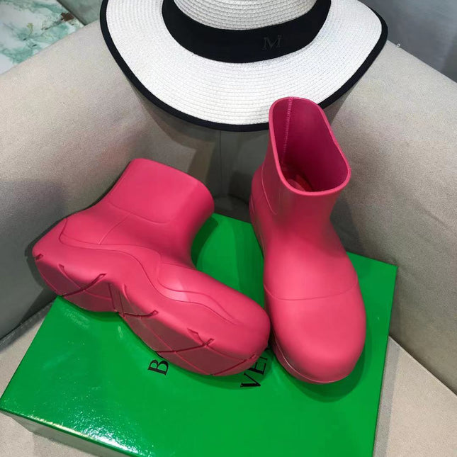 PUDDLE ANKLE BOOT IN BRIGHT PINK RUBBER