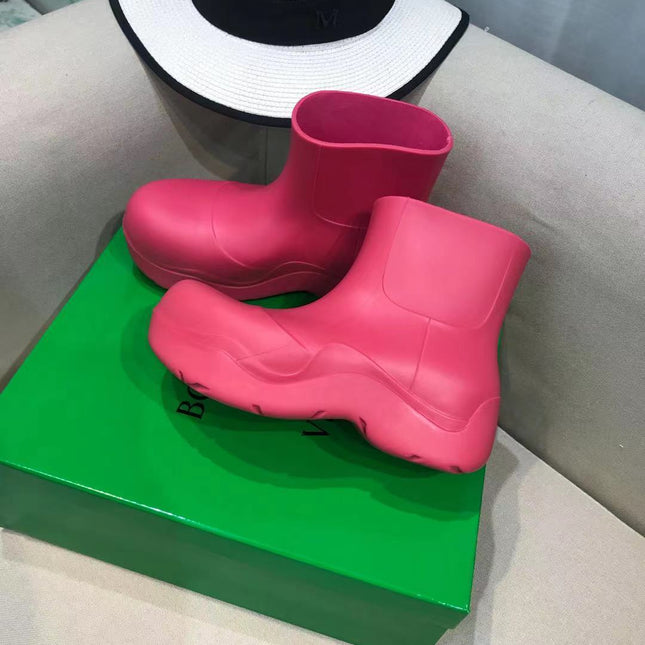 PUDDLE ANKLE BOOT IN BRIGHT PINK RUBBER