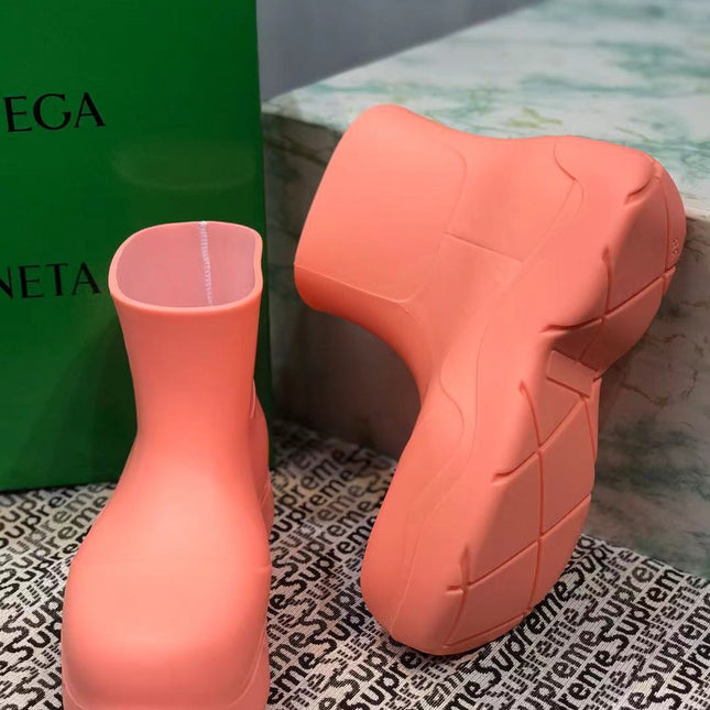 PUDDLE ANKLE BOOT IN PUNCH PINK RUBBER