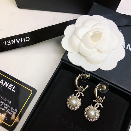 HOOP EARRINGS IN GOLD METAL WHITE PEARL CRYSTAL LOGO