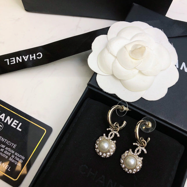 HOOP EARRINGS IN GOLD METAL WHITE PEARL CRYSTAL LOGO