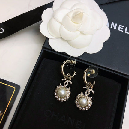 HOOP EARRINGS IN GOLD METAL WHITE PEARL CRYSTAL LOGO