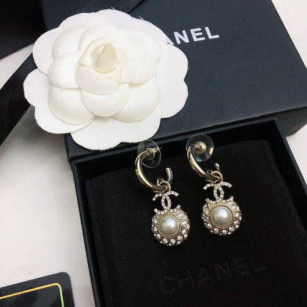 HOOP EARRINGS IN GOLD METAL WHITE PEARL CRYSTAL LOGO