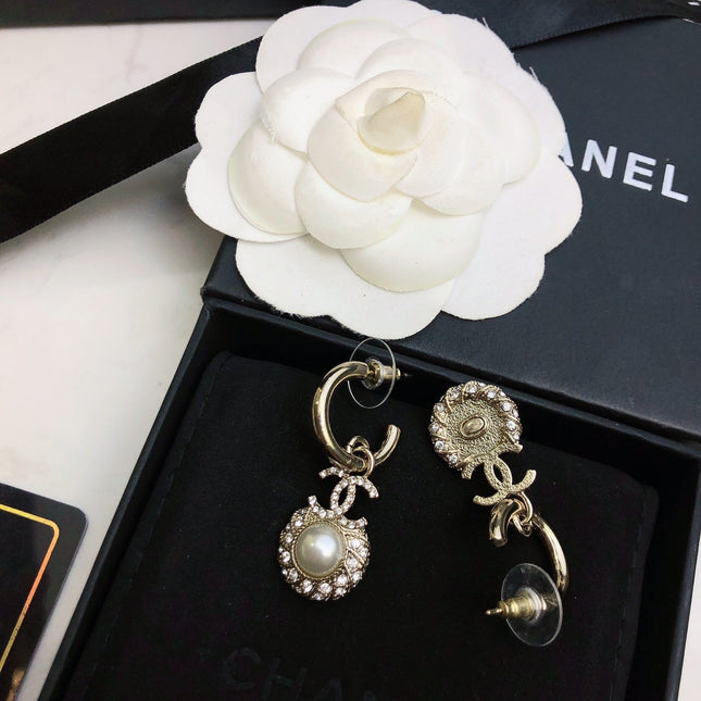 HOOP EARRINGS IN GOLD METAL WHITE PEARL CRYSTAL LOGO