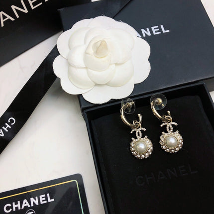 HOOP EARRINGS IN GOLD METAL WHITE PEARL CRYSTAL LOGO