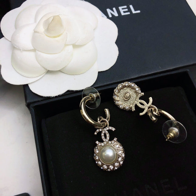 HOOP EARRINGS IN GOLD METAL WHITE PEARL CRYSTAL LOGO