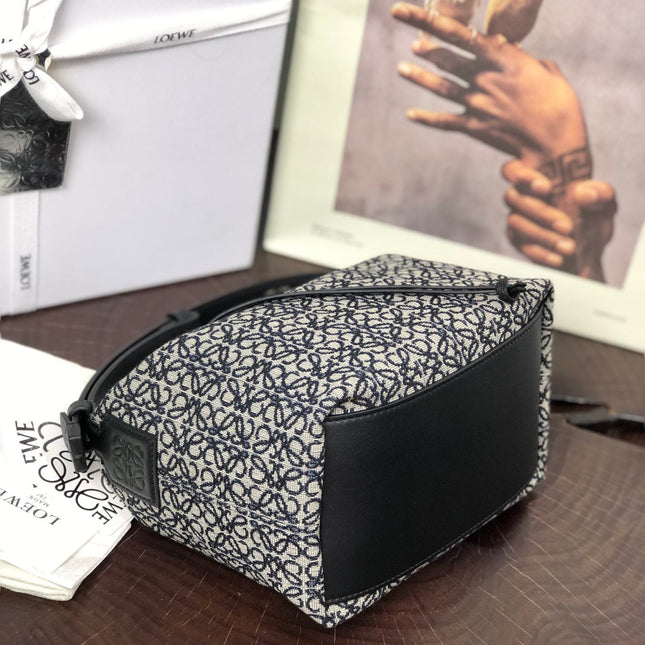 LOE CUBI 21 BAG IN WHITE MIX BLACK ANAGRAM JACQUARD