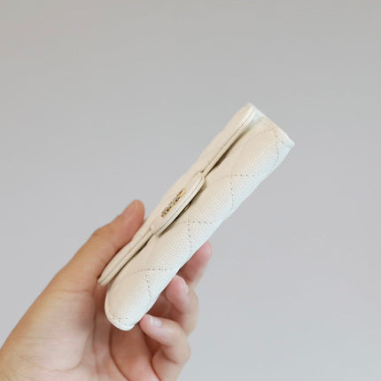 CC FLAP CARD HOLDER 11.3 WHITE GRAINED CALFSKIN GOLD ICON