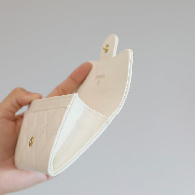 CC FLAP CARD HOLDER 11.3 WHITE GRAINED CALFSKIN GOLD ICON