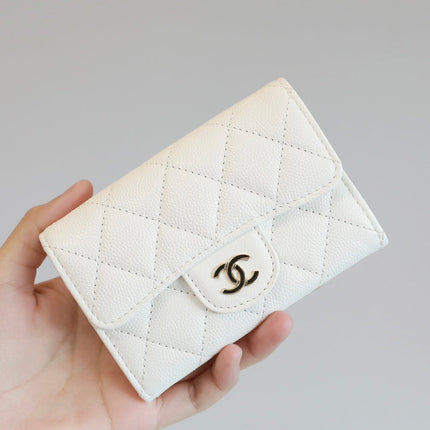 CC FLAP CARD HOLDER 11.3 WHITE GRAINED CALFSKIN GOLD ICON