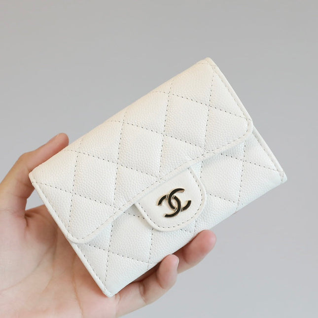 CC FLAP CARD HOLDER 11.3 WHITE GRAINED CALFSKIN GOLD ICON