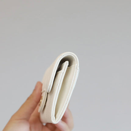 CC FLAP CARD HOLDER 11.3 WHITE GRAINED CALFSKIN GOLD ICON