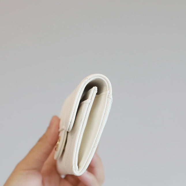 CC FLAP CARD HOLDER 11.3 WHITE GRAINED CALFSKIN GOLD ICON