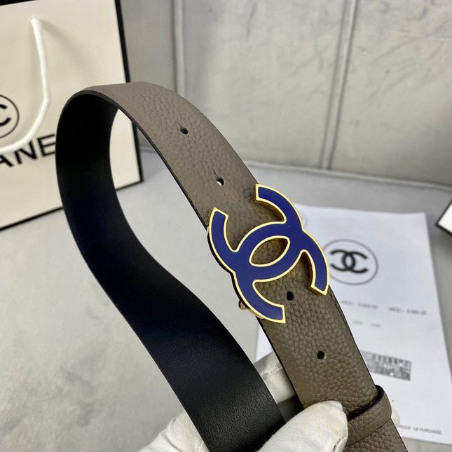 CC 30MM BELT IN MOCHA BROWN GRAINED CALFSKIN WITH NAVY BLUE LOGO