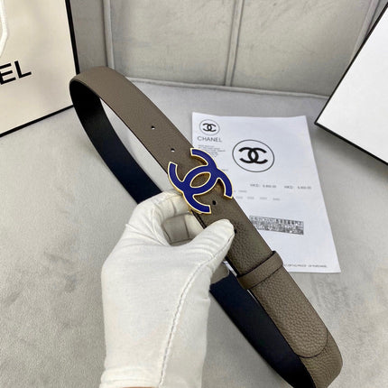 CC 30MM BELT IN MOCHA BROWN GRAINED CALFSKIN WITH NAVY BLUE LOGO