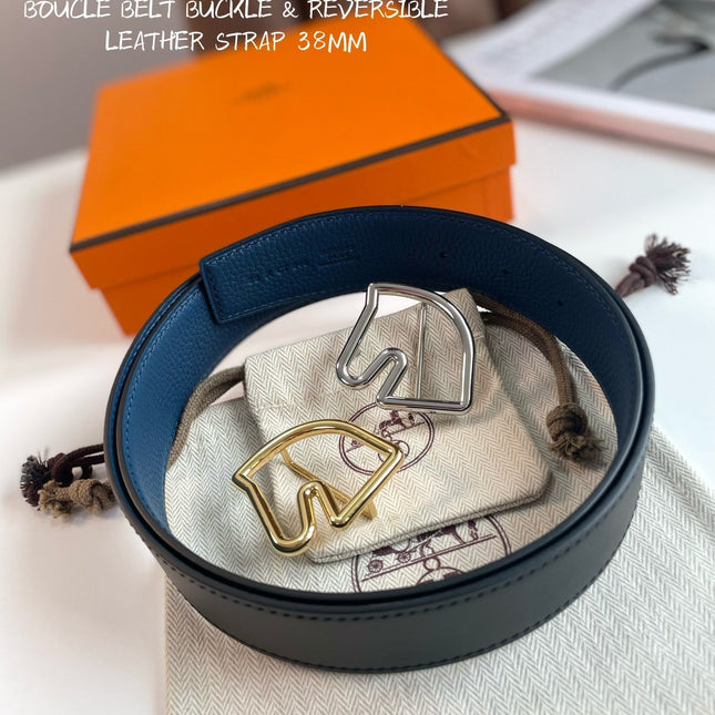 BOUCLE BELT BUCKLE & REVERSIBLE NAVY BLUE AND BLACK AND WHITE LEATHER STRAP 38MM GOLD HARDWARE