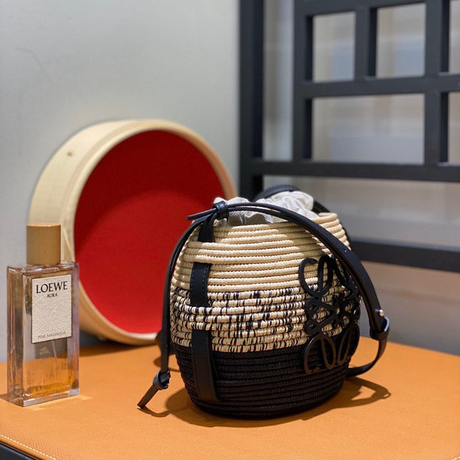 LOE 18 ANAGRAM BASKET BAG IN BLACK AND NATURAL RAFFIA